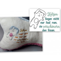 Stickdatei - Spruch "Katzen liegen nicht nur faul rum, sie verschönern den Raum."